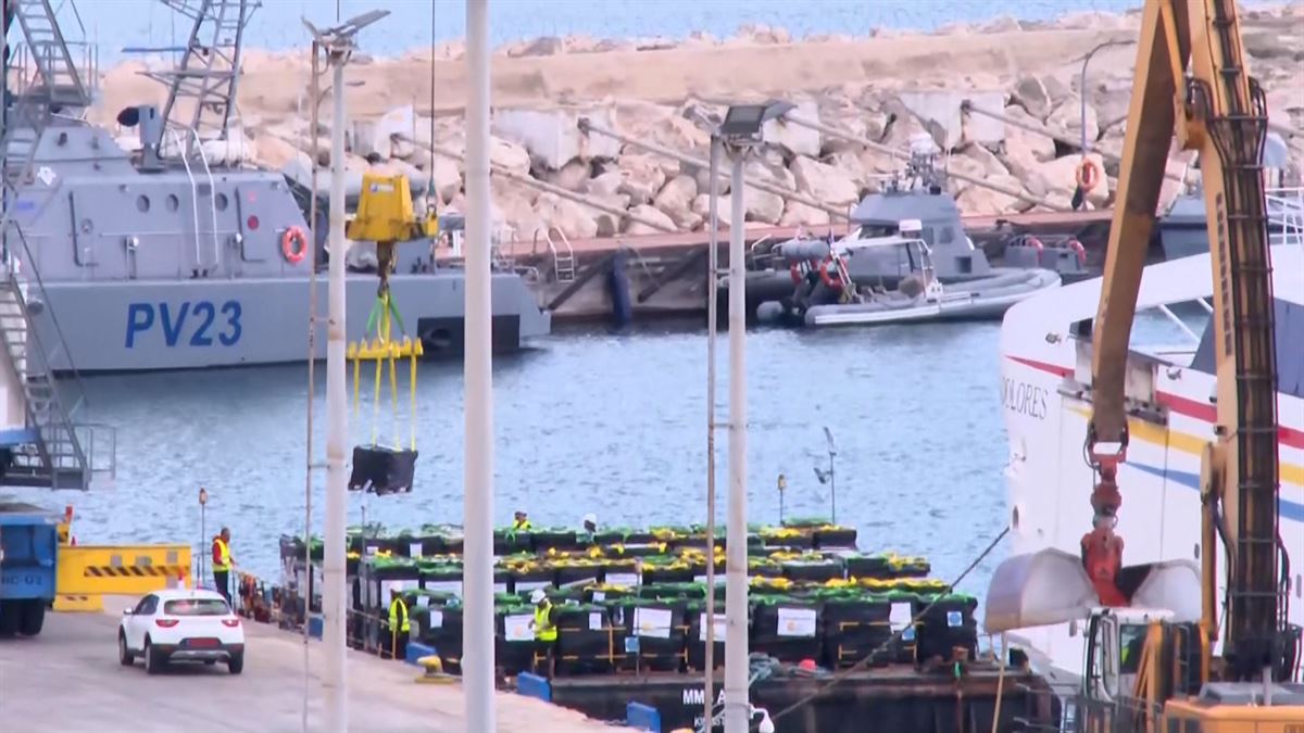 Trabajos de carga en el buque de Open Arms en un puerto chirpriota. Foto: @openarms_fund