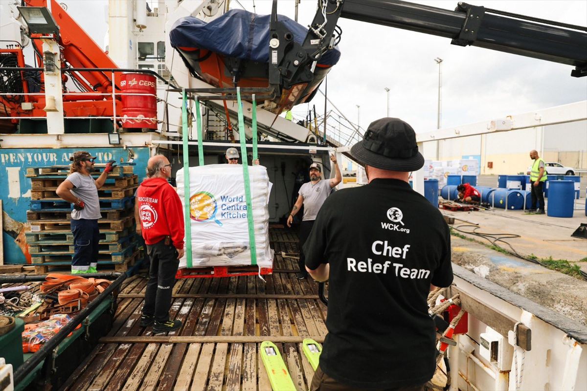 Trabajos de carga en el buque de Open Arms en un puerto chirpriota. Foto: @openarms_fund