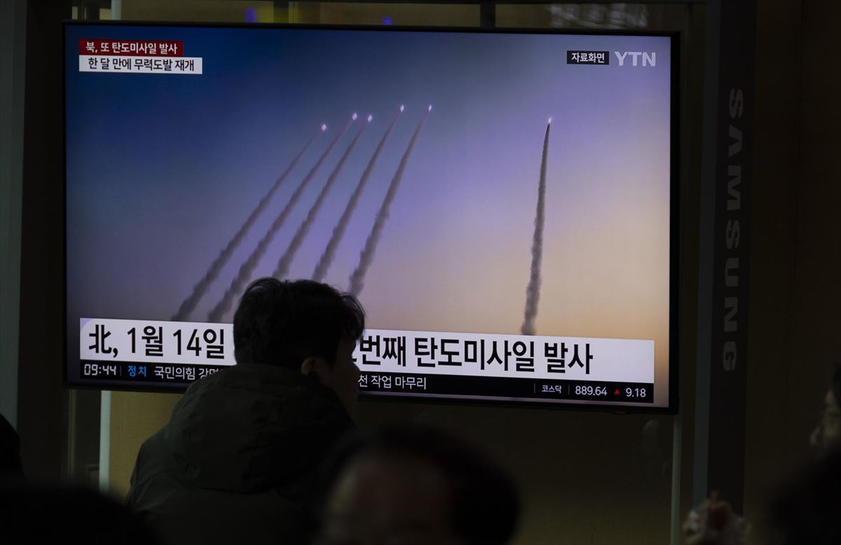 Ipar Koreak jaurtitako misilen berri jaso dute Hego Korean. Argazkia: EFE